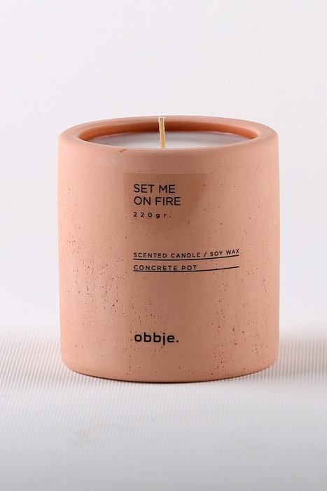 Aberto Design Set Me On Fire Verti Vela Perfumada Hormigón Aroma Manzana y Canela Rosa 8.5x9cm